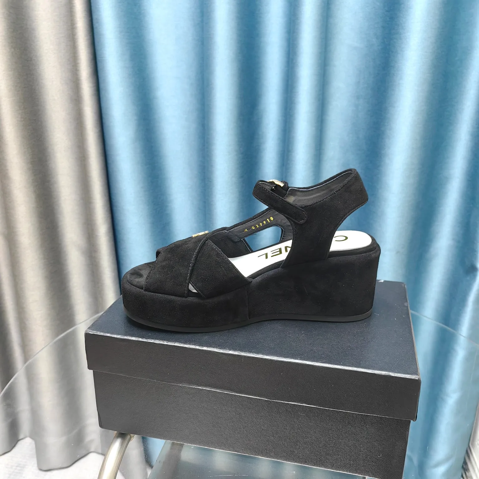 👟👟Ex-factory price 540👟👟 Top version Chanel/Chanel 24ss thick-soled lame-heeled sandals Material ☑️Fabric: patent leather/sheep ☑️Lining: sheepskin ☑️Outsole: original outsole ☑️Heel height: 7.5cm ☑️Number of yards: 35-40